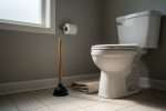 Comment déboucher des toilettes sans ventouse ?