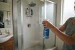 Comment nettoyer une paroi de douche en plexiglas ?