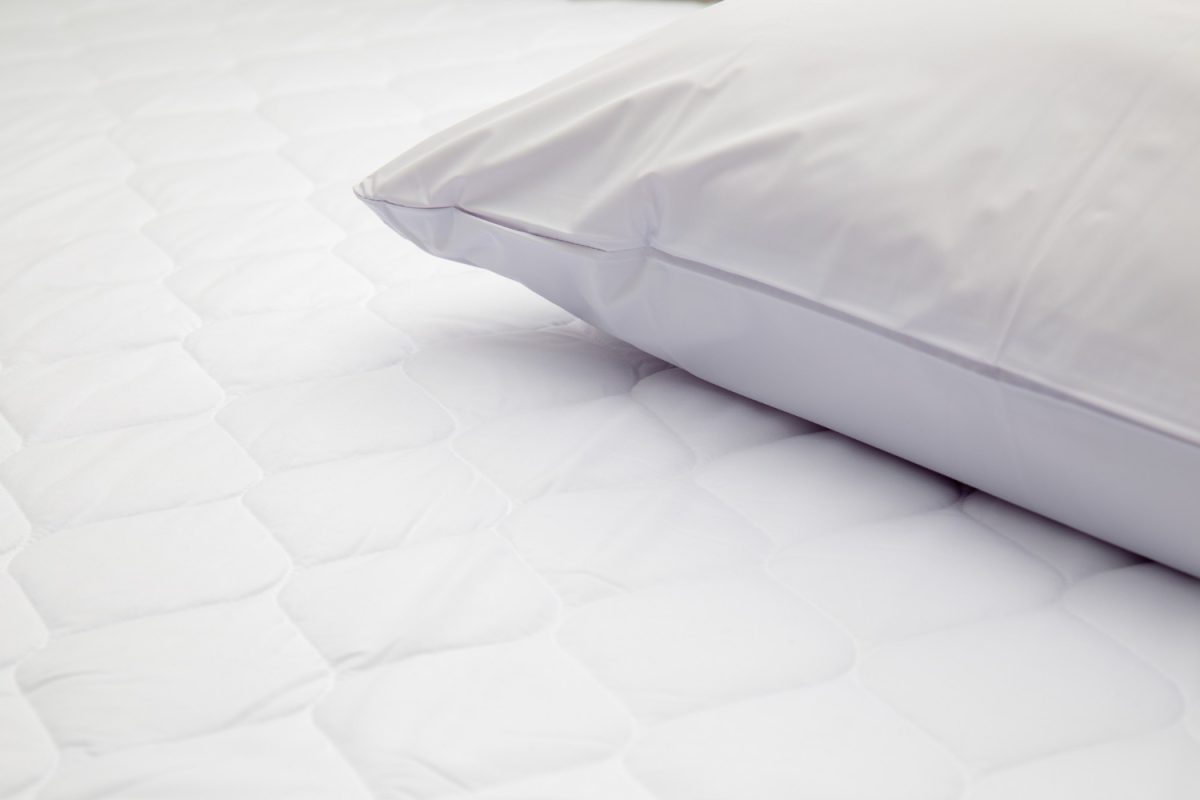 Gros plan d'un oreiller blanc sur le lit dans la chambre